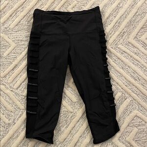 Lululemon black capri length.